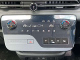 オートエアコン。ハンドルヒーター、運転席、助手席を温めるシートヒーターのスイッチです。