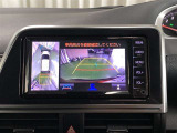 後退時に車両の後ろ側をモニター画面に表示します。車庫入れなどでバックする際に後方確認ができて便利です。