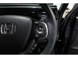 Hondaセンシングの機能のひとつ、アダプティブクルーズコントロール付!アクセルから足を離しても設定したスピードと前車との車間を保ち走行してくれます!車線維持もアシスト☆高速道路で疲労軽減ですね☆