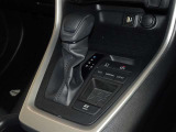 電動パーキングブレーキ・ブレーキホールドを装備してます。ホールド機能は信号待ちが多い一般道で疲労軽減になり、大好評です!