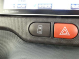 電動スライドドアのスイッチで車内からもスライドドアの開閉ができます。イージークローザー機能で半ドアになることも防止してくれます。