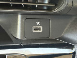 【USB】車内でスマートフォンの充電ができる便利なUSB端子を搭載。長距離のドライブや日常の移動中も、バッテリー残量を気にせず安心して過ごせます。