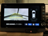 リバースギアに入れるだけで後方の表示へ切り替わります。夜間や雨の日の駐車も楽になりますよ。