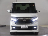 ハロゲンより明るく、より遠くまでさらなる安心感のあるLEDヘッドライトを採用。点灯忘れも防止できるオートライトコントロール機構付きです。