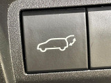 【パワーバックドア】スマートキーや運転席のボタンを押すだけでリアゲートが自動で開閉します!荷物を持っている時や、高い位置にあるバックドアを閉める際に便利な機能です♪