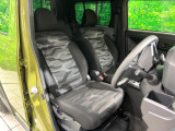 運転席まわりには十分なスペースがあり、大柄な方でもゆったり運転していただける環境です。