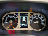 様々な車両情報を表示できるTFTマルチインフォメーションディスプレイを中央に配した視認性の高い大型2眼メーターです