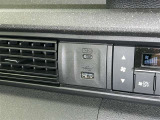 充電用USB端子付き。スマートフォンなどの充電に便利です。