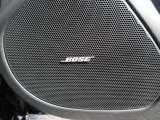 BOSEサウンドシステムを搭載。「良い音を出す」ではなく、その車種のごとに特徴を計算(車種専用設計)し、「反響音」を作り出すことによってどの座席でも自分中心で音が聴こえ、「心地よい空間」を作り出します。