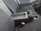 前席には収納機能の付いた大型の肘掛けが有ります。