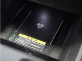 ◆ワイヤレス充電器◆ワイヤレス充電規格Qiに適合した機器を充電エリアに置くことで使用できます。