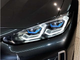 【LEDヘッドライト】先進のLEDテクノロジーを採用。放射される白色光の周波特性は太陽光に近く、バイキセノン・ヘッドライトを上回るコントラストで更に明るく輝きます!