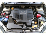 SUBARUの水平対向エンジン、回転バランスに優れているほかエンジン全高が低く、軽量・コンパクトな特性により、車体の低重心化にも貢献します。