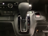 CVT車のセレクトレバーです。低速から高速まで、変速ショックのないスムーズな走りと、エンジン効率のよい領域を維持して燃費にも貢献します。サイドブレーキはスイッチ操作の電子制御パーキングブレーキです。