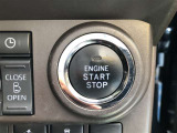 エンジンスタートスイッチです。キーが車内にあれば、エンジンの始動や停止はスイッチを押すだけ!キーを取り出す手間を省き、ワンプッシュで操作できるので簡単でスムーズです。