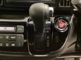 CVT車のセレクトレバーです。低速から高速まで、変速ショックのないスムーズな走りを実現するとともに、エンジン効率のよい領域を維持することで燃費にも貢献します。
