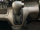 CVT車のセレクトレバーです。低速から高速まで、変速ショックのないスムーズな走りを実現するとともに、エンジン効率のよい領域を維持することで燃費にも貢献します。