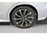 18インチアルミホイール装備、スポーティな車にはスポーティなホイールが良く似合います、サイズも大きくなります。走りも重要なスバルには大きな口径のホイールも必需品となります。