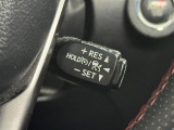 【レーダークルーズコントロール】従来のクルコンの機能に加え、先行車に接近すると、安全な車間距離を保ちながら先行車の車速に合わせ追従するシステム。