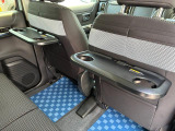 【パーソナルテーブル】運転席と助手席のシートバックに折り畳み式のテーブル!各テーブルにドリンクホルダーとショッピングフックが二つずつ付いています☆ドライブの合間にご利用下さい^^