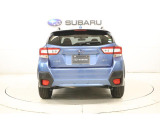 SUBARUリヤビークルディテクションを搭載。後方から接近する車両を検知し、ドアミラーのLEDインジケーターで注意を促します。車線変更や後退時の安全確認をサポートし、安心感の高いドライブを実現します。