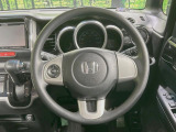 インテリアに合わせたデザインのステアリングは、運転される方のことも考え、運転しやすい形状、大きさです。是非一度、実際に触ってお確かめください。