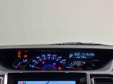平均燃費等の情報を表示するマルチインフォメーションディスプレイ&燃費のいい運転を照明の色で教えてくれるエコドライブアシスト照明の付いた自発光式大型3眼センターメーター