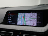 【純正ナビゲーション】BMWのナビゲーションは操作性も良く、詳細な地図情報と交通状況を見やすく表示し、快適なドライビングをサポートしながら目的地までナビゲートします。