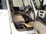 【ベンチシート】運転席と助手席の移動もスムーズ!狭い駐車場での乗り降りや、お子様の乗り降りにも便利です。座席の間にコンソールボックスやドリンクホルダーがないため、車内空間が広く感じます。