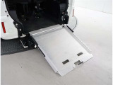 車椅子のリフト装備。操作も安心です。