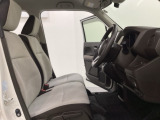女性でも運転がしやすいように、シートの高さ調整機能(シートリフター)がついています。運転席と助手席の間が空いている為、助手席側への移動がスムーズです。交通量の多い道でも助手席側から乗り降りができます。