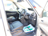 高さがあるので開放感があり、視界も良好で運転しやすいですよ。前席クイックコンフォートヒーター付シートです。