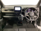 車内は光触媒抗菌消臭施工済です。インパネ周りはスタイリッシュなデザインで機能や装備も充実しています。グローブボックスやカップホルダーのほかにトレーなどたくさんの収納スペースが付いています。