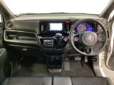 車内は光触媒抗菌消臭施工済です。スタイリッシュなデザインでスポーティなインパネ周りを演出します。グローブボックスやカップホルダーのほかにトレーなどたくさんの収納スペースが付いています。