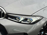 LEDヘッドライト。先進のLEDテクノロジーを採用。照射される白色光の周波特性は太陽に近く、バイキセノンヘッドライトを上回るコントラストでさらに明るく輝きます。悪天候の日でも優れた視認性を発揮します。