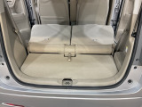後席背もたれを倒せばちょっと大きめの荷物や長いものを積みたい時に便利です。