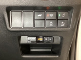 Hondaセンシング用の、VSA解除と路外逸脱抑制機能のオンオフスイッチなどはハンドルの右側に装備しています。その下にETC2.0がついています。高速道路の料金所の通過も楽々です。