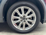 225/55R19のCX-8専用のアルミホイール。デザインもさる事ながら、切削加工により、重量軽減と立体感を与えられた贅沢なアルミホイールです!
