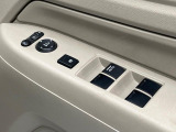 【電動格納ミラー】サイドミラーは電動格納式となっており、狭い駐車場でもキズがつくリスクを抑えられます。
