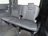 便利な5:5分割可倒式シートです。収納と乗車人数のバランスに優れています♪荷物の大きさに応じたラゲージスペースをフレキシブルに作り出せるので、シーンに応じた使い方ができます♪