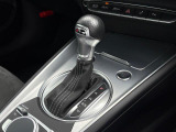 軽く操作するだけで、Audiの精密なメカニズムとドライバーの意思がシンクロし、洗練された走りの始まりを予感させるエレガントなインターフェースです。