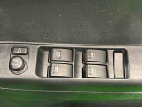 パワーウィンドウスイッチや電動格納ミラースイッチが運転席ドアに集約されています♪