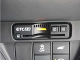 ◆ETC2.0装着◆進化したドライブ体験。料金収受システムだけだったETCが生まれ変わって、高速道路を賢く使うETC2.0に進化しました。多彩な情報サービスが便利で快適なドライブ体験を提供します。