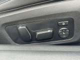 運転席メモリー付きフロント電動シート装備。