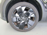 タイヤサイズ フロント:235/45R20 リア:255/40R20