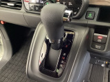 CVT車のセレクトレバーです。低速から高速まで、変速ショックのないスムーズな走りを実現するとともに、エンジン効率のよい領域を維持することで燃費にも貢献します。