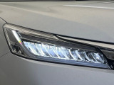 【LEDヘッドライト】悪天候や夜間走行時も良好な視界を確保し安心して運転できる高輝度LEDヘッドライトを装備!点灯速度が早く、消費電力も抑えられています。