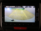 【バックカメラ】シフトを「R」の位置に入れると、自動的に画面がカメラ映像に切り替わり後方の視界をサポートする必須装備です!