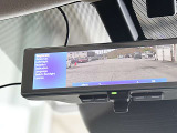インテリジェントルームミラーです。画質も向上しよりクリアな後方視界で安全運転をサポートします。