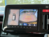 【全方位モニター】リバースに入れた際、車両全体を見渡している映像に切り替わります。また、見通しが悪い場所で便利な前方ワイド映像やすれ違いに便利な助手席側ワイド映像など切り替えが出来ますよ♪